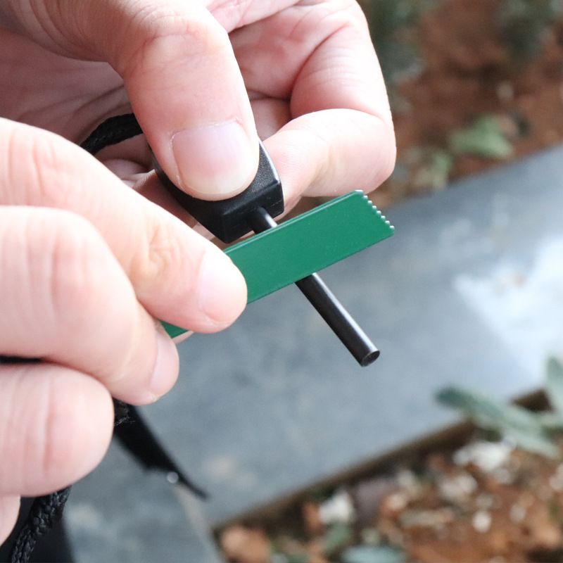 Mini Wilderness Survival Porta - Ferro Rod Striker のレビューと価格